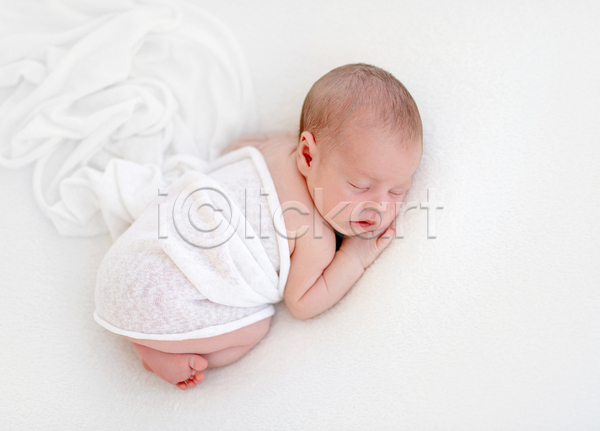 러블리 남자 남자아기한명만 아기 한명 JPG 포토 해외이미지 낮잠 담요 백그라운드 신생아 잠 침대