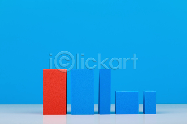 사람없음 JPG 포토 해외이미지 리더쉽 목업 비즈니스 빨간색 스튜디오촬영 실내 오브젝트 일렬 입체도형 정사각형 직사각형 파란배경 파란색