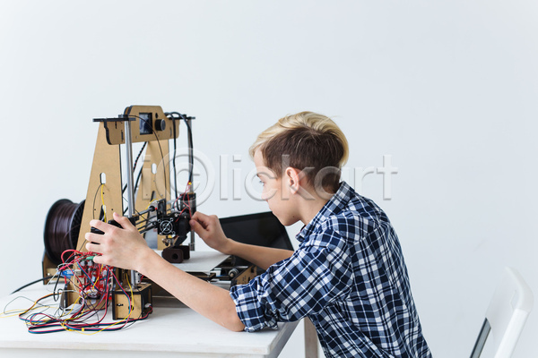 남자 소년 소년한명만 어린이 한명 JPG 옆모습 포토 해외이미지 3D프린터 4차산업 과학기술 기술자 만들기 만지기 상반신 실내 앉기 인공 제조