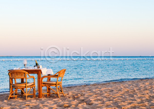 분위기 사람없음 JPG 포토 해외이미지 샴페인병 야외 여름(계절) 여름풍경 의자 주간 탁자 하늘 해변