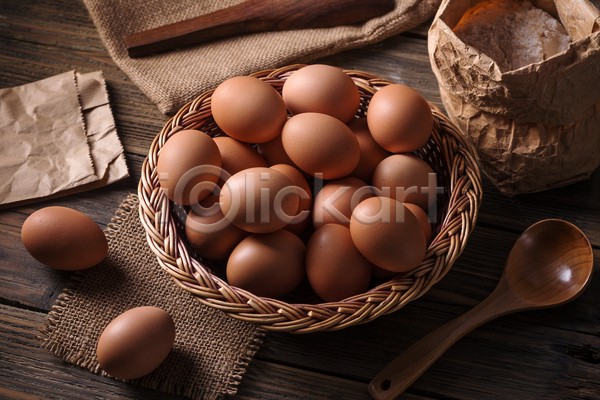 사람없음 JPG 포토 해외이미지 계란 나무배경 나무숟가락 담기 바구니 삼베 실내 종이봉투