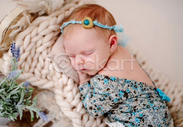 러블리 사람 아기 여자 여자아기한명만 한명 JPG 포토 해외이미지 니트 담요 머리띠 신생아 안락 잠 침대
