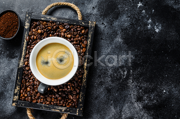 사람없음 JPG 포토 하이앵글 해외이미지 검은배경 나무상자 실내 원두 카피스페이스 커피 커피가루 커피잔