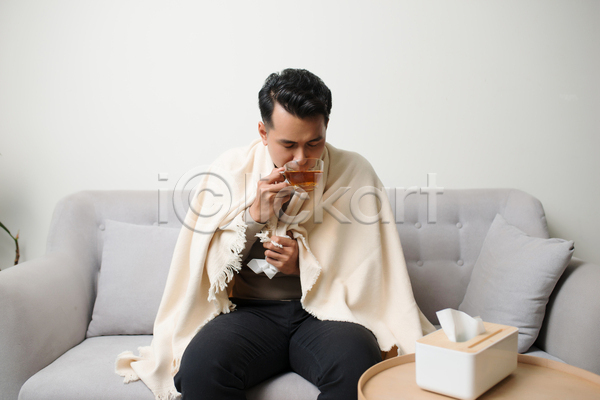 고통 남자 동양인 성인 성인남자한명만 한명 JPG 포토 해외이미지 감기(질병) 담요 덮기 들기 마시기 상반신 소파 앉기 열 질병 차(음료) 찻잔 치료 한국 화장지