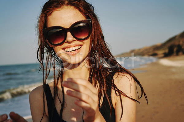여유 즐거움 휴식 성인 성인여자한명만 여자 한명 JPG 아웃포커스 앞모습 포토 해외이미지 미소(표정) 바캉스 상반신 선글라스 야외 여름(계절) 여름휴가 주간 해변