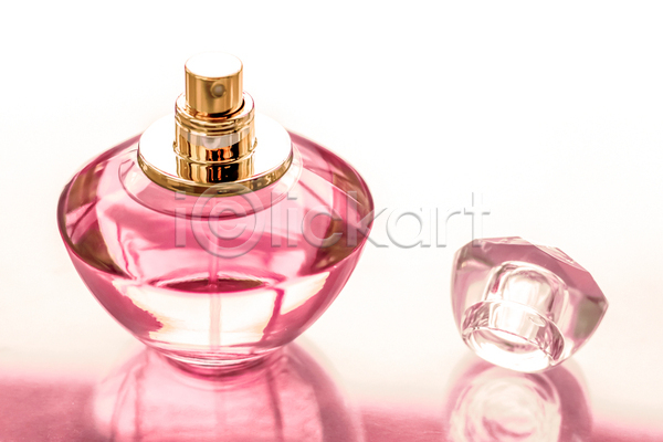 사람없음 JPG 포토 해외이미지 반사 분홍색배경 오브젝트 한개 향기 향수 향수병