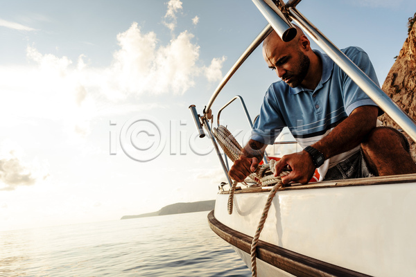 남자 성인 성인남자한명만 한명 흑인 JPG 앞모습 포토 해외이미지 구름(자연) 바다 바캉스 상반신 앉기 여름(계절) 여름휴가 요트 잡기 풀기 하늘