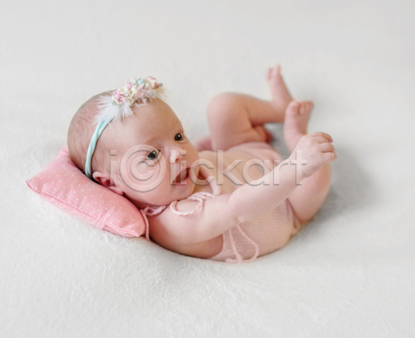사람 아기 여자 여자아기한명만 한명 JPG 포토 해외이미지 눕기 베개 신생아 위치 컨셉