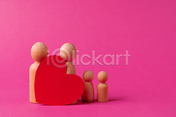 사랑 함께함 사람모양 사람없음 JPG 포토 해외이미지 가족 말(게임) 목재 미니어처 분홍색배경 커플 컨셉 피규어 하트