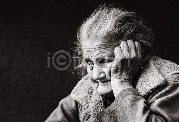 고민 슬픔 우울감 노년 노인여자한명만 여자 한명 JPG 옆모습 포토 해외이미지 흑백 기댐 상반신 실내 할머니