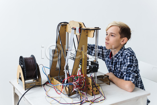 남자 소년 소년한명만 어린이 한명 JPG 옆모습 포토 해외이미지 3D프린터 4차산업 과학기술 기술자 만들기 상반신 실내 앉기 인공 제조