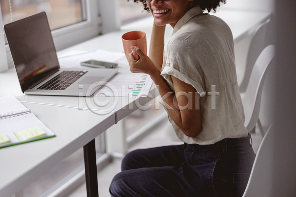 서양인 성인 성인여자한명만 여자 한명 흑인 JPG 소프트포커스 옆모습 포토 해외이미지 노트북 들기 머그컵 비즈니스우먼 상반신 앉기 우먼라이프 창가 책상