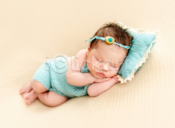 러블리 아기 여자 여자아기한명만 한명 JPG 포토 해외이미지 디자인 머리띠 백그라운드 베개 신생아 잠 장식