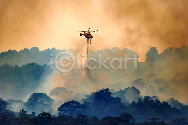 위험 사람없음 JPG 포토 해외이미지 나무 불꽃(불) 산 산불 소방 소방헬리콥터 소화(소방) 숲 야외 연기 하늘