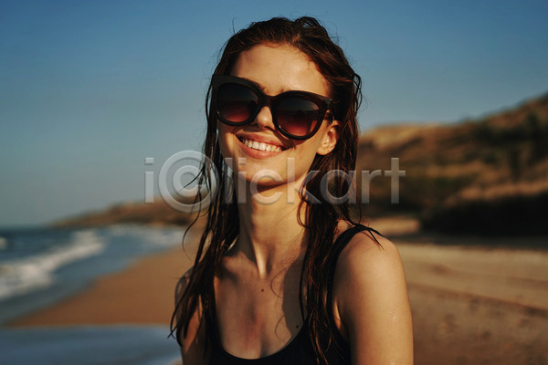 여유 즐거움 휴식 성인 성인여자한명만 여자 한명 JPG 아웃포커스 앞모습 옆모습 포토 해외이미지 미소(표정) 바캉스 상반신 선글라스 야외 여름(계절) 여름휴가 주간 해변