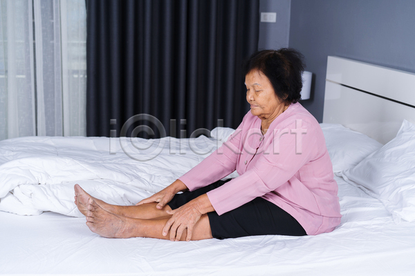 고통 노년 노인여자한명만 동양인 여자 한명 JPG 옆모습 포토 해외이미지 다리(신체부위) 실내 앉기 잡기 전신 침대 침실 할머니