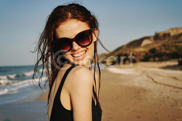 여유 즐거움 휴식 성인 성인여자한명만 여자 한명 JPG 옆모습 포토 해외이미지 미소(표정) 바캉스 상반신 선글라스 야외 여름(계절) 여름휴가 주간 해변
