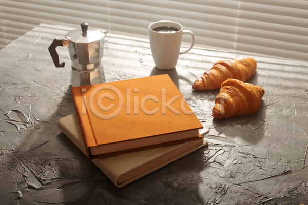 사람없음 JPG 포토 해외이미지 머그컵 브런치 블라인드 쌓기 아침 아침식사 오브젝트 책 커피 커피잔 커피포트 크루아상 해외202309