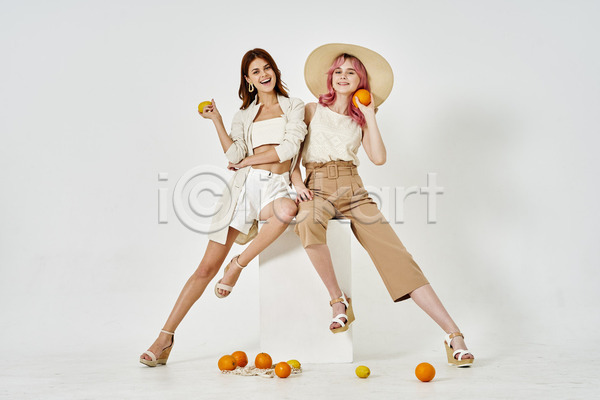 두명 백인 성인 성인여자만 여자 JPG 앞모습 포토 해외이미지 과일 들기 모델 모자(잡화) 실내 앉기 응시 전신 친구 패션 포즈 흰배경