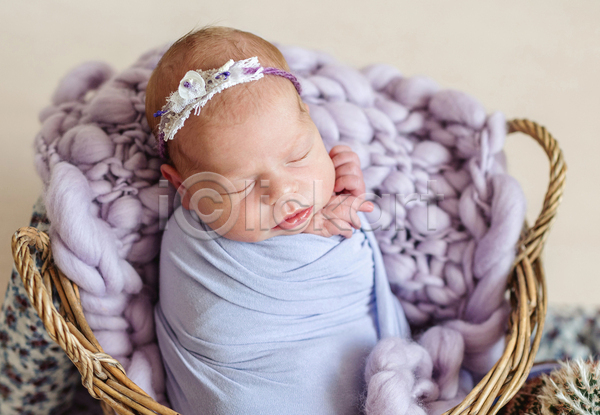 아기 여자 여자아기한명만 한명 JPG 포토 해외이미지 머리띠 바구니 베개 신생아 잠 침대
