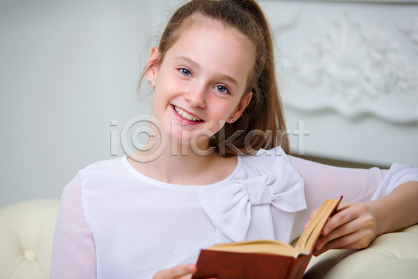 소녀(어린이) 소녀한명만 어린이 여자 한명 JPG 앞모습 포토 해외이미지 독서 들기 미소(표정) 상반신 실내 응시 책