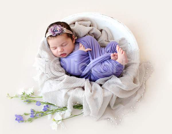 사람 아기 여자 여자아기한명만 한명 JPG 포토 해외이미지 꽃 니트 머리띠 신생아 안락 잠