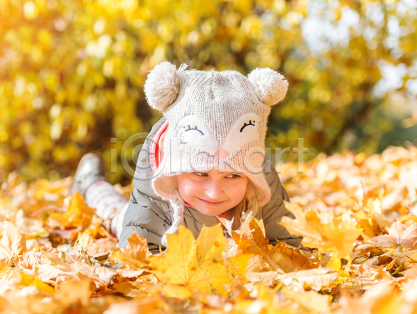 소녀(어린이) 소녀한명만 어린이 여자 한명 JPG 앞모습 포토 해외이미지 가을(계절) 계절 공원 노란색 라이프스타일 숲 야외 엎드리기 잎 자연 전신