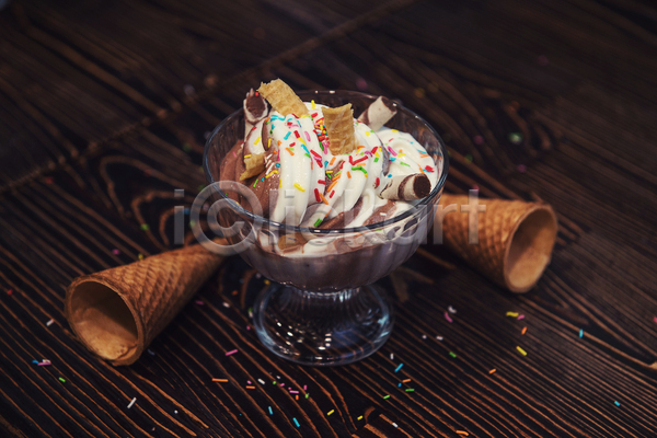 사람없음 JPG 포토 해외이미지 나무배경 스프링클 아이스크림콘 유리그릇 장식 컵아이스크림 한개