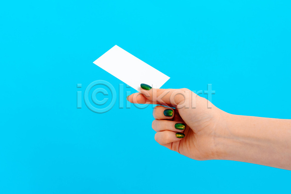 신체부위 JPG 포토 해외이미지 들기 보여주기 사각형 손 잡기 종이 직사각형 카피스페이스 프레임 하늘색