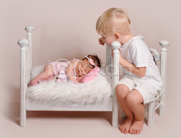 남자 두명 사람 소년 아기 어린이 여자 JPG 포토 해외이미지 신생아 아기침대 안락 앉기 응시 의자 잠