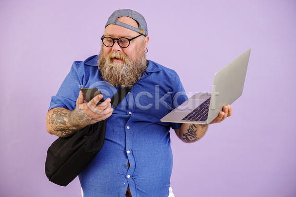 남자 서양인 성인 성인남자한명만 한명 JPG 앞모습 포토 해외이미지 가방 노트북 들기 문신 보라색 비만 상반신 수염 스마트폰 안경낌 캡모자 컴퓨터