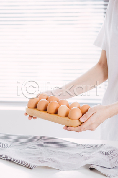 성인 성인여자한명만 여자 한명 JPG 옆모습 포토 해외이미지 계란 계란판 들기 상반신 식탁보 실내