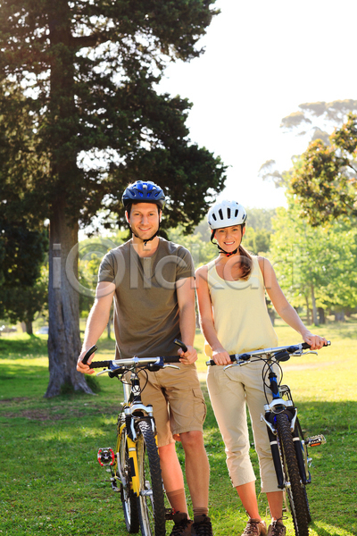 남자 두명 백인 성인 성인만 여자 JPG 앞모습 포토 해외이미지 건강관리 공원 서기 야외 운동 자전거 잡기 전신 주간 커플 커플라이프 헬멧