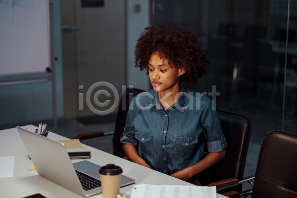 서양인 성인 성인여자한명만 여자 한명 흑인 JPG 앞모습 포토 해외이미지 노트북 비즈니스우먼 상반신 앉기 업무 우먼라이프 응시 의자 책상 회의실