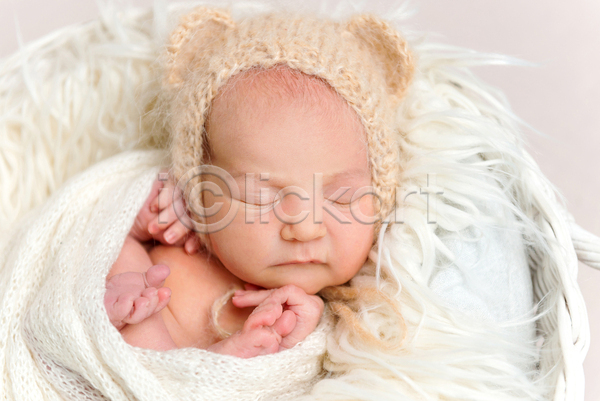 남자 남자아기한명만 백인 아기 한명 JPG 포토 해외이미지 니트 바구니 신생아 양모 잠