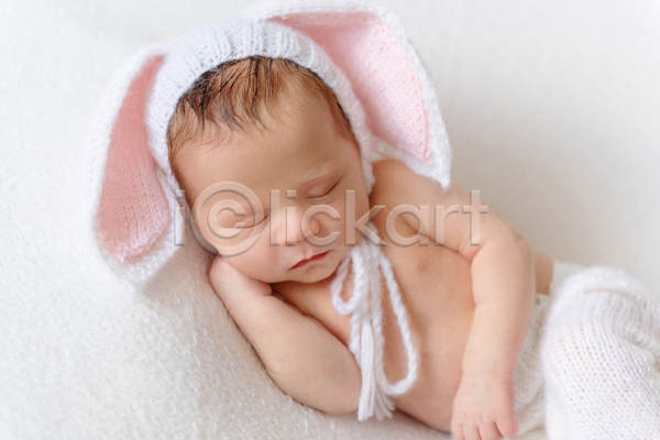 남자 남자아기한명만 사람 아기 한명 JPG 포토 해외이미지 니트 백그라운드 신생아 잠 침대 토끼모자