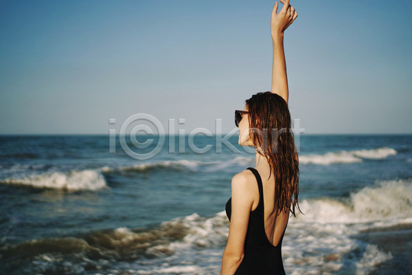 여유 휴식 성인 성인여자한명만 여자 한명 JPG 뒷모습 포토 해외이미지 바캉스 상반신 선글라스 손들기 야외 여름(계절) 여름휴가 주간 해변