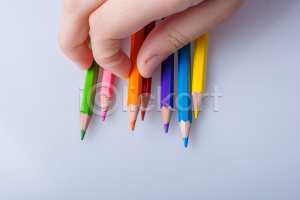 신체부위 JPG 포토 해외이미지 디자인 미술 미술교육 색연필 손 손가락 오브젝트 잡기 컨셉 흰배경