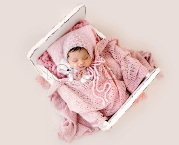 백인 사람 아기 여자 여자아기한명만 한명 JPG 포토 해외이미지 신생아 실내 아기침대 인형 잠 잡기