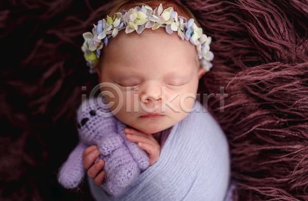 러블리 사람 아기 여자 여자아기한명만 한명 JPG 포토 해외이미지 니트 담요 머리띠 신생아 인형 잠 잡기