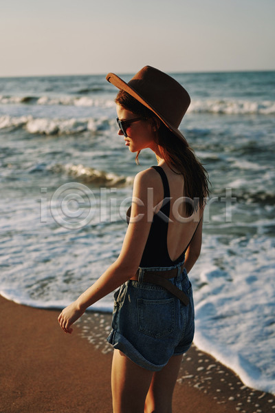 여유 휴식 성인 성인여자한명만 여자 한명 JPG 뒷모습 포토 해외이미지 모자(잡화) 바캉스 상반신 서기 선글라스 야외 여름(계절) 여름휴가 주간 해변
