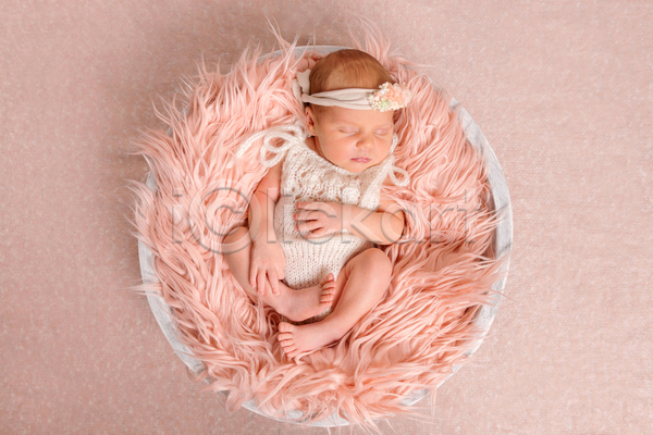 백인 사람 아기 여자 여자아기한명만 한명 JPG 포토 해외이미지 머리띠 바구니 백그라운드 신생아 잠 침대