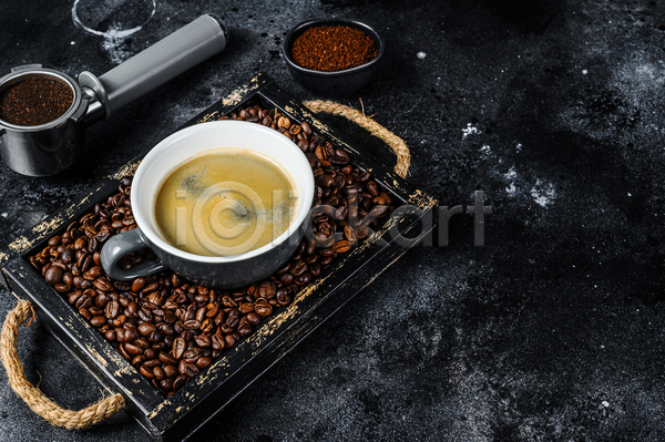 사람없음 JPG 포토 해외이미지 검은배경 나무상자 담기 실내 원두 커피 커피가루 커피잔 포타필터