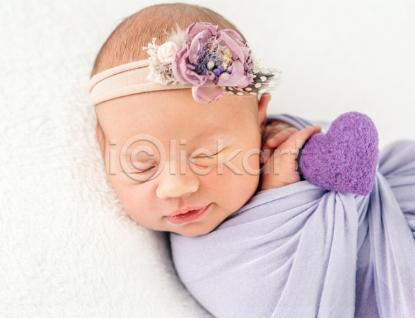 기쁨 사람 아기 여자 여자아기한명만 한명 JPG 포토 해외이미지 머리띠 백그라운드 신생아 하트 흰배경