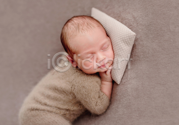 러블리 남자 남자아기한명만 사람 아기 한명 JPG 포토 해외이미지 니트 베개 신생아 잠