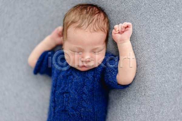 러블리 남자 남자아기한명만 사람 아기 한명 JPG 포토 해외이미지 니트 신생아 안락 잠