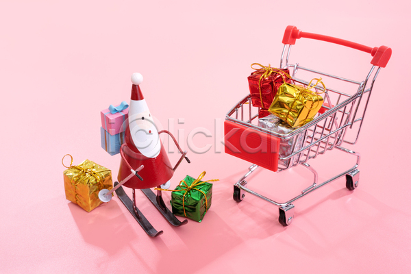 사람없음 JPG 포토 해외이미지 미니어처 분홍색배경 산타클로스 선물상자 쇼핑 쇼핑카 실내 오브젝트 장식 크리스마스 크리스마스선물