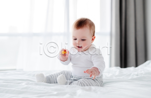 남자 남자아기한명만 백인 사람 아기 한명 JPG 포토 해외이미지 노리개젖꼭지 들기 실내 앉기 침대 침실