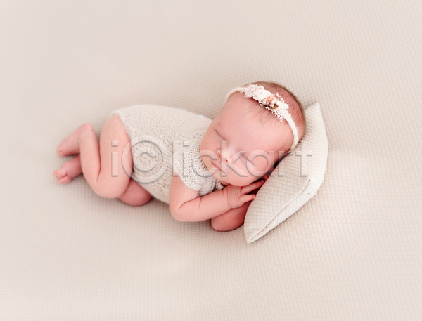 러블리 아기 여자 여자아기한명만 한명 JPG 포토 해외이미지 디자인 머리띠 베개 신생아 잠