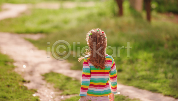 서양인 소녀(어린이) 소녀한명만 어린이 여자 한명 JPG 뒷모습 아웃포커스 포토 해외이미지 걷기 길 상반신 야외 주간 햇빛
